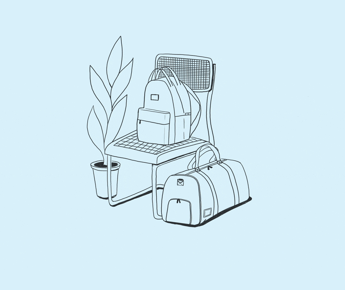 Dibujo lineal de una mochila sobre una silla con una bolsa de viaje en el suelo al lado de ella, a la derecha y una planta a la izquierda de la silla con un fondo azul claro.
